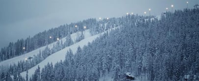 Himoksen Päivi Kuokkasen kasvokuva. Taustalla laskettelurinne.