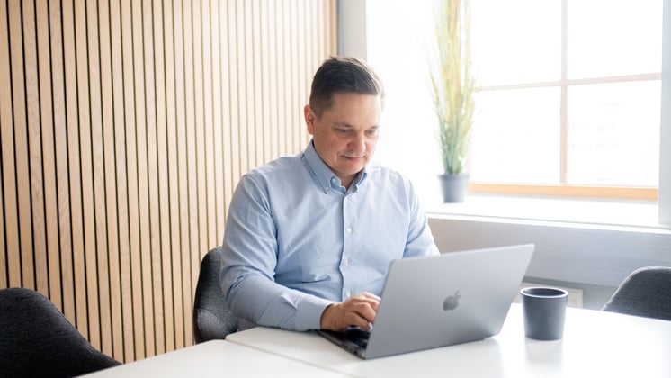 Eventillan Pekka Huttunen tietokoneella