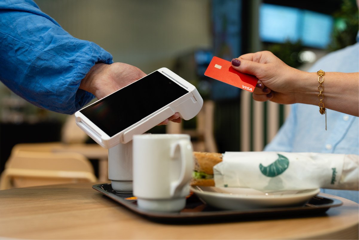 paytrail-omnichannel-maksaa kahvilassa kortilla