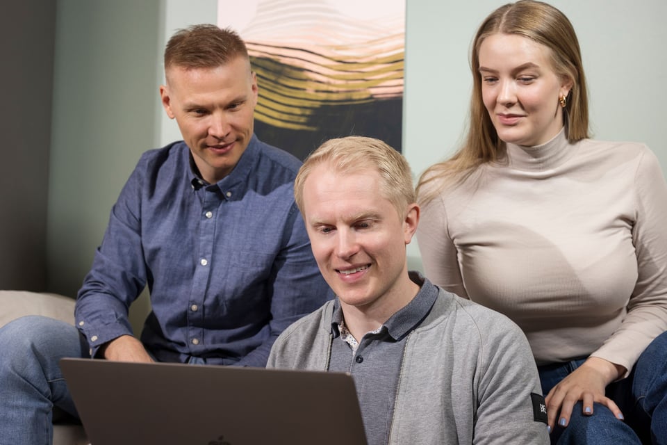 Kolme ihmistä työskentelemässä