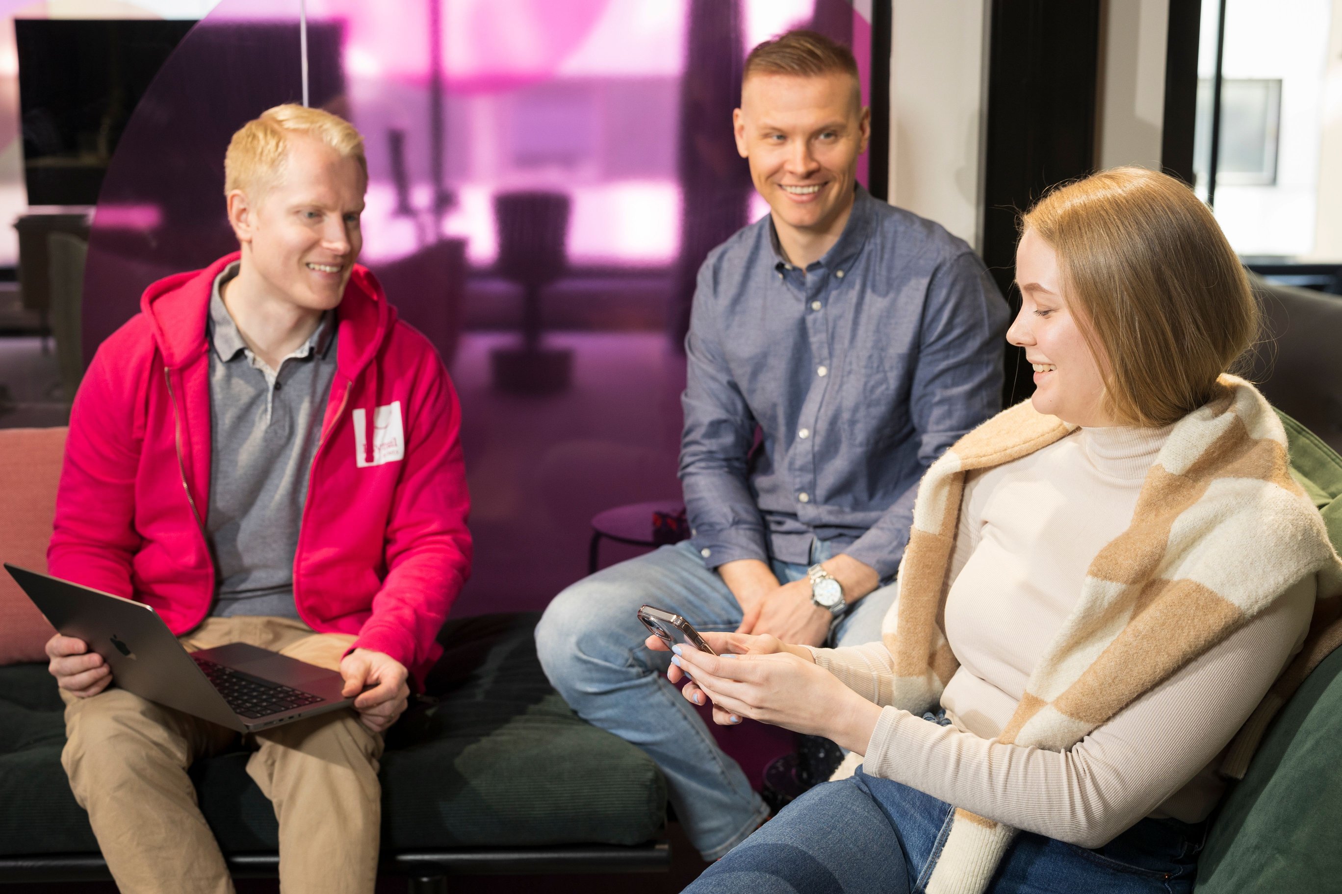 Kolme ihmistä keskustelemassa