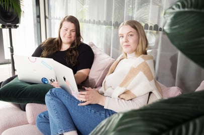 Kaksi ihmistä työskentelemässä