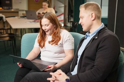 Mies ja nainen katsomassa samaa tietokoneen ruutua