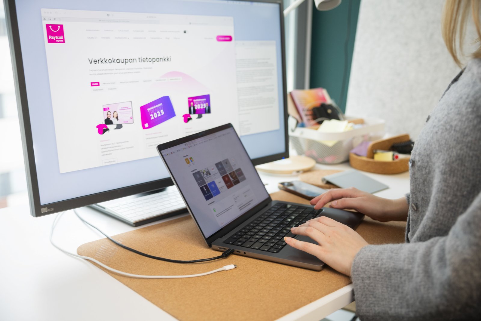 Lähikuva tietokoneella työskentelystä