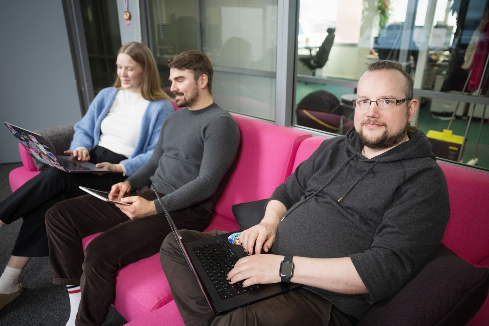 kolme ihmistä työskentelemässä