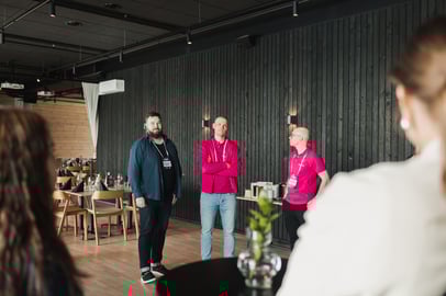 Kolme henkilöä keskustelee