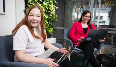 Kaksi työntekijää tietokoneilla