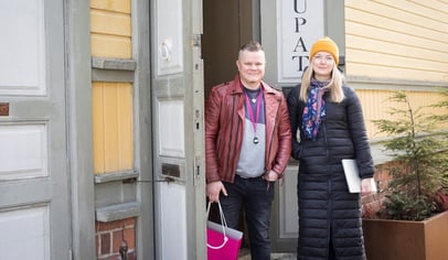kaksi-ihmistä-kaupan-ovella