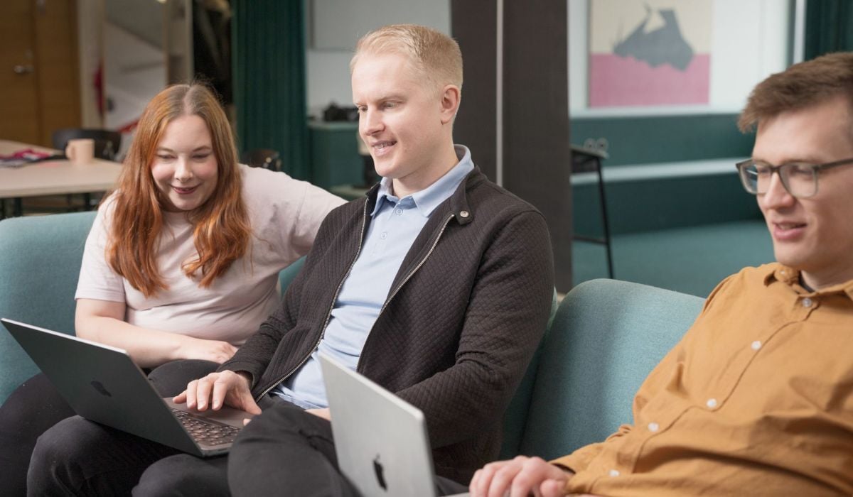 kolme työntekijää toimistolla