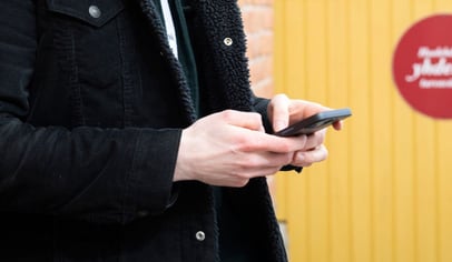 mobiililaite kädessä