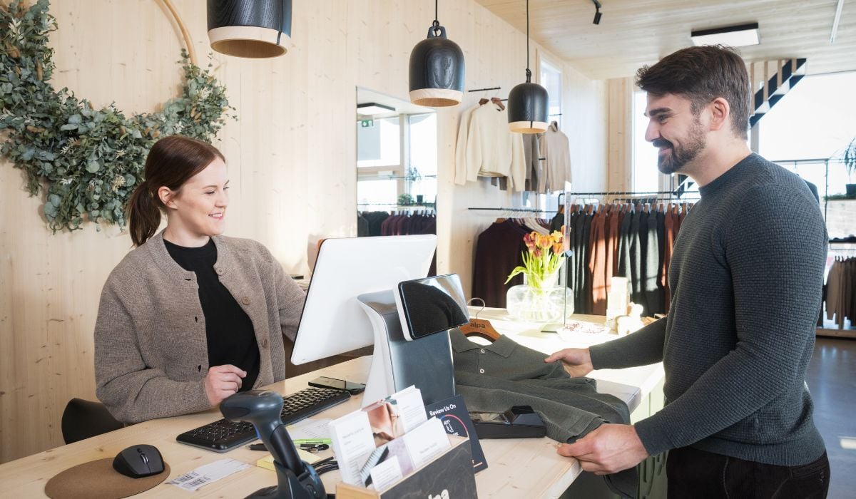 asiakas myymälän kassalla