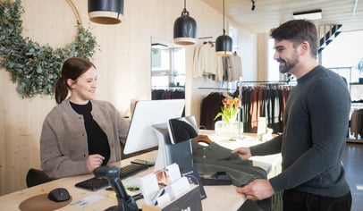 asiakas myymälän kassalla