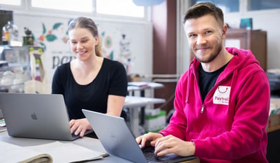 kaksi työntekijää tietokoneella