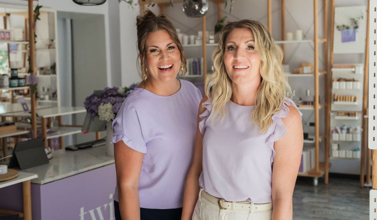 Veera Brückler ja Kati Partanen myymälässä