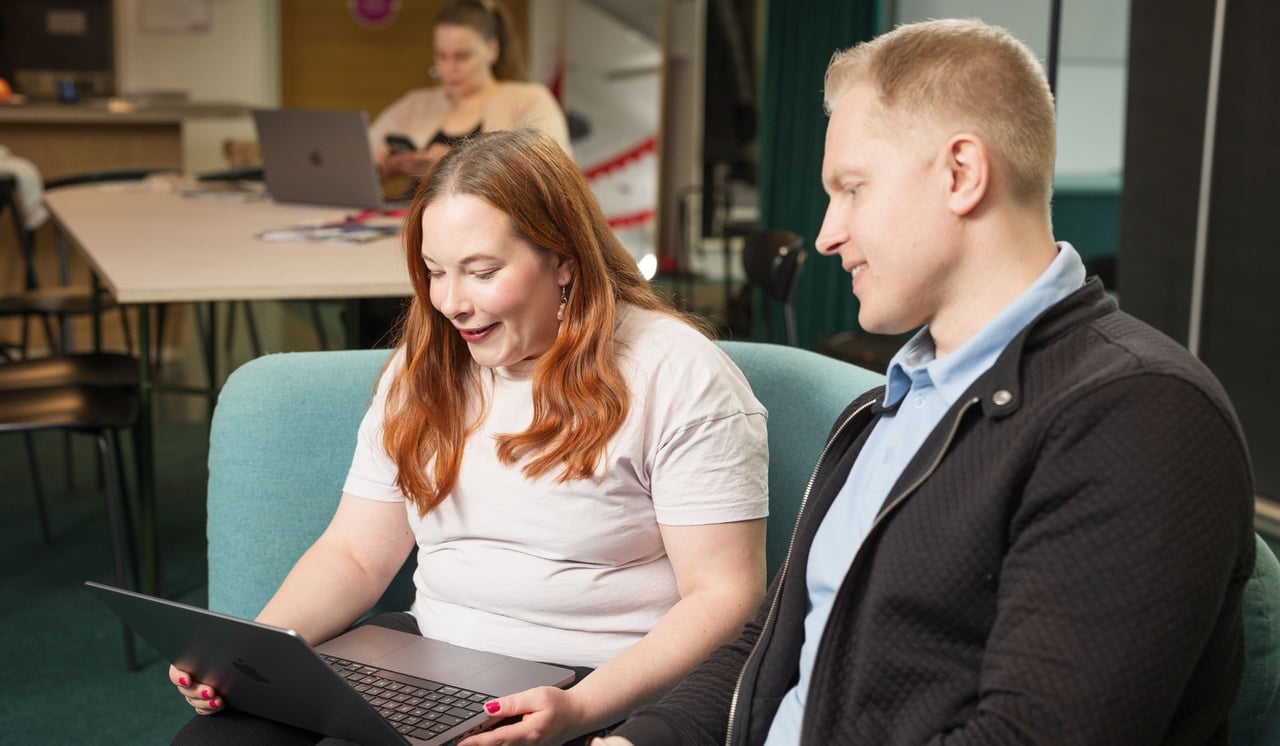 kaksi työntekijää tietokoneella