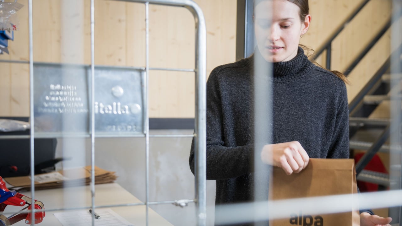 nainen verkkokaupan varastolla