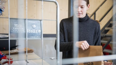 nainen verkkokaupan varastolla