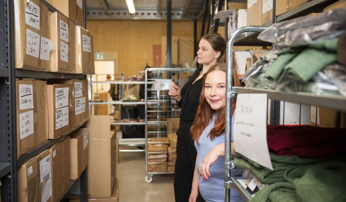 Kaksi ihmistä verkkokaupan varastolla