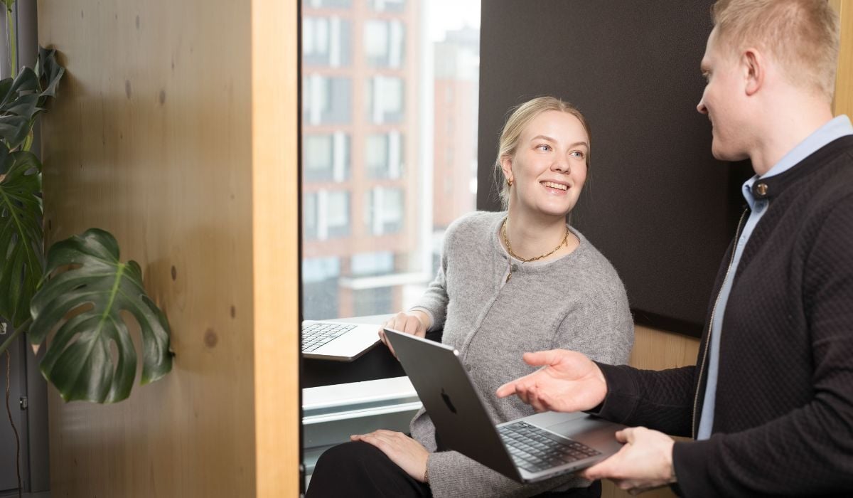 Kaksi ihmistä toimistolla