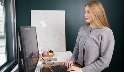 Nainen tietokoneella