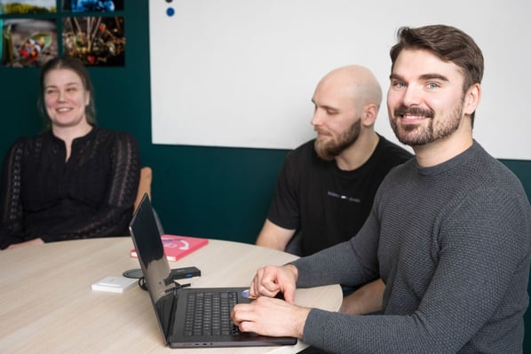 kolme ihmistä työskentelemässä