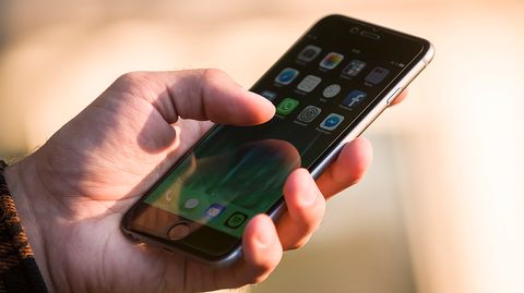 Mobiilimaksaminen ohitti pöytäkoneet – tablettien osuus laskee
