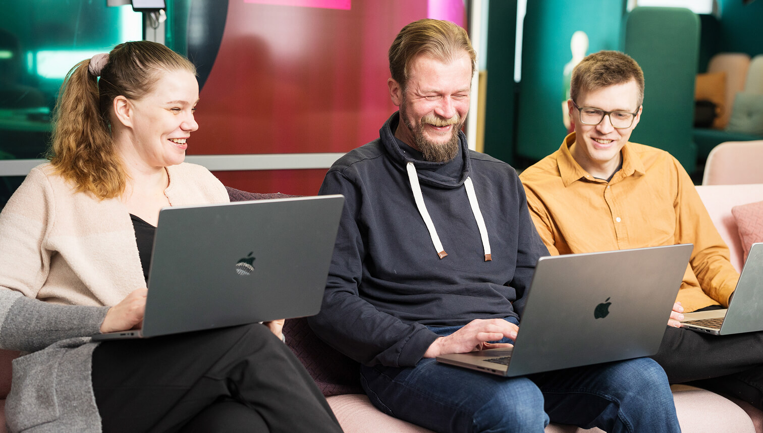 verkkokaupantrendit-iloiset-tyontekijat