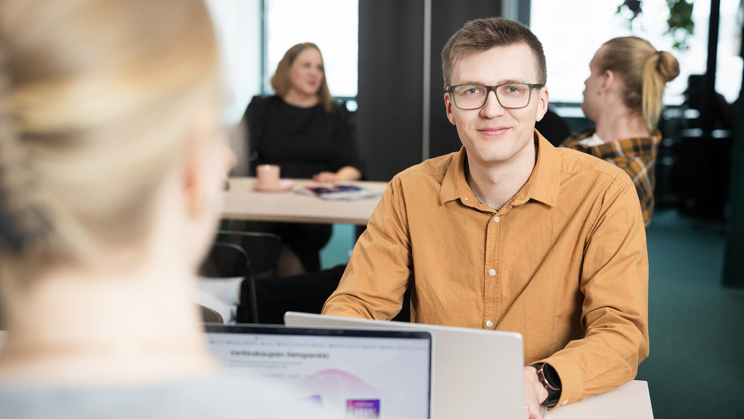 verkkokaupantrendit-silmalasipainen-tyontekija