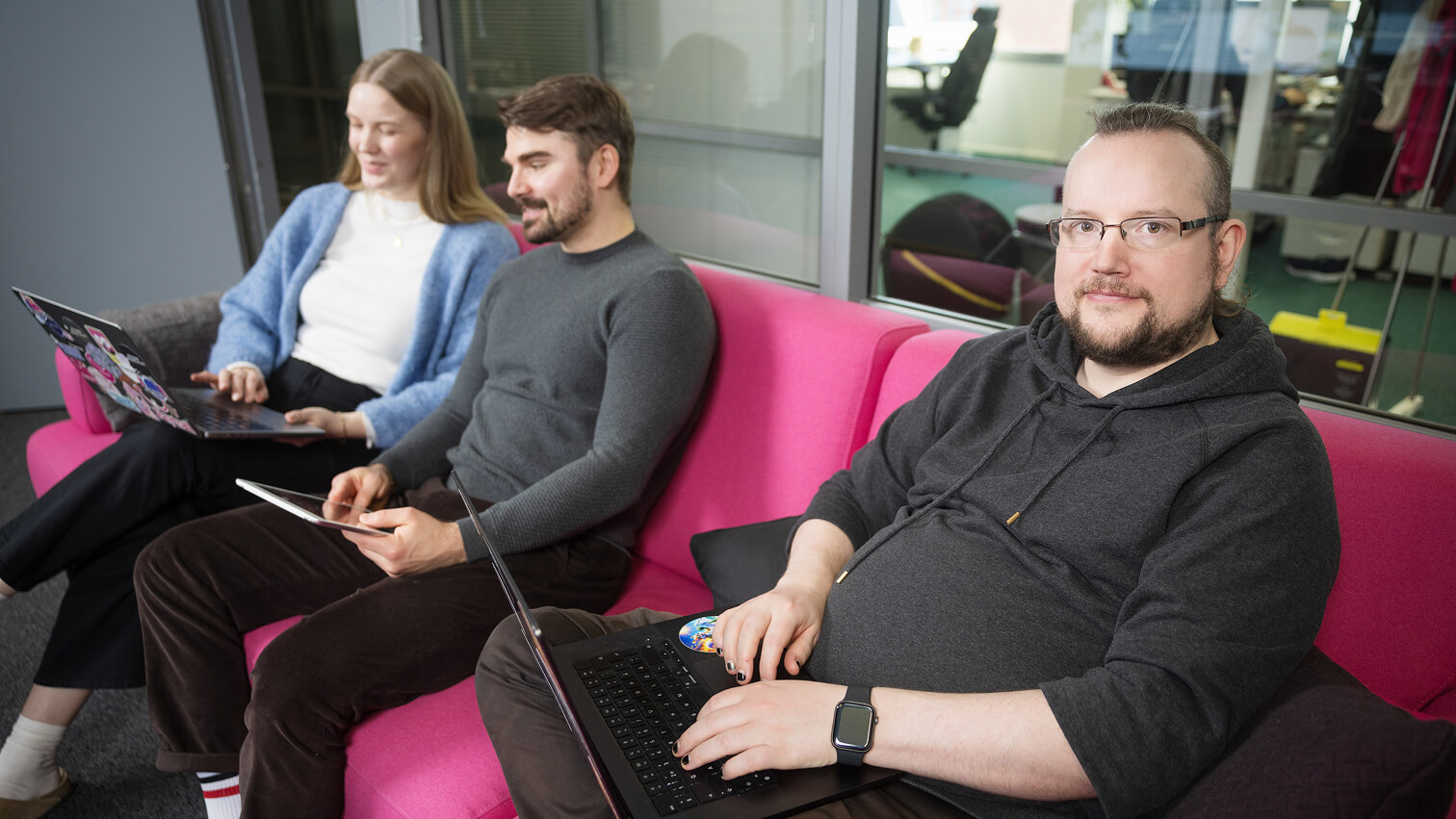 verkkokaupantrendit-tyontekijat-sohvalla